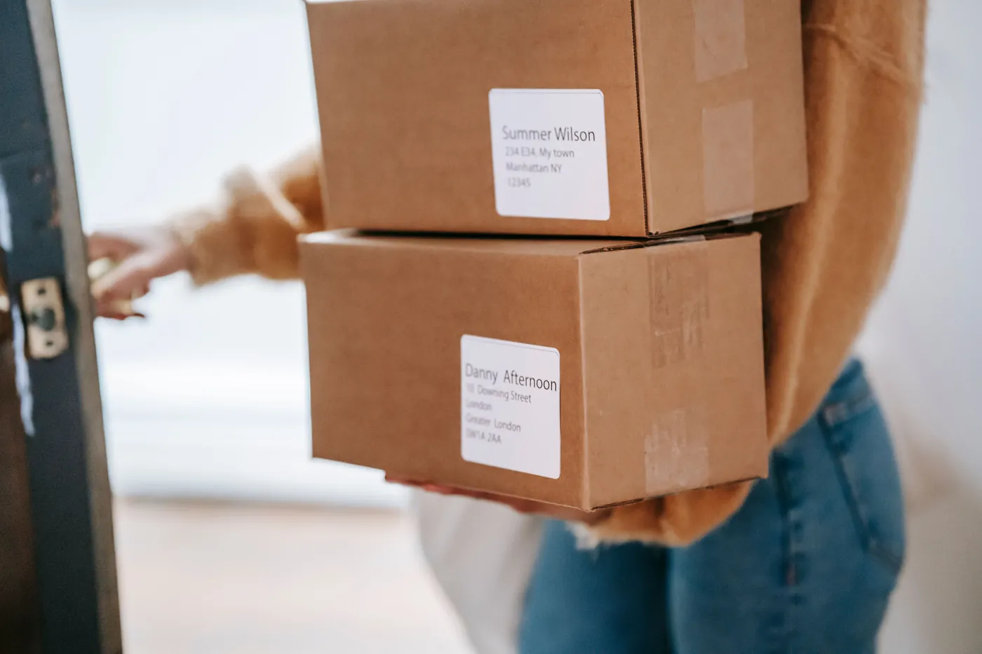 Bezorger met twee ingepakte e-commerce pakketten
