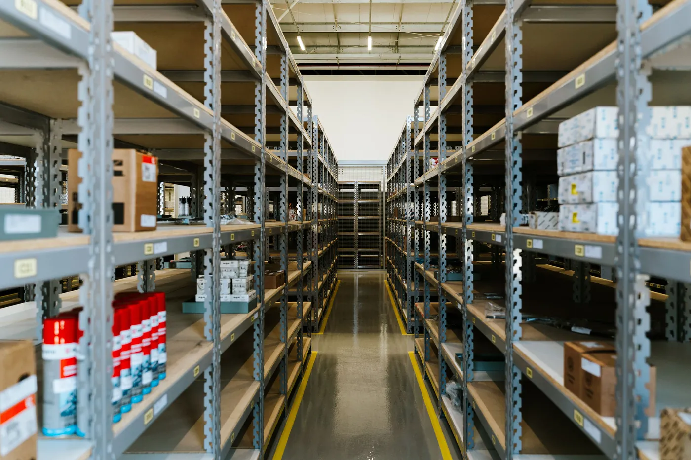 Magazijngang met stellingen vol producten
