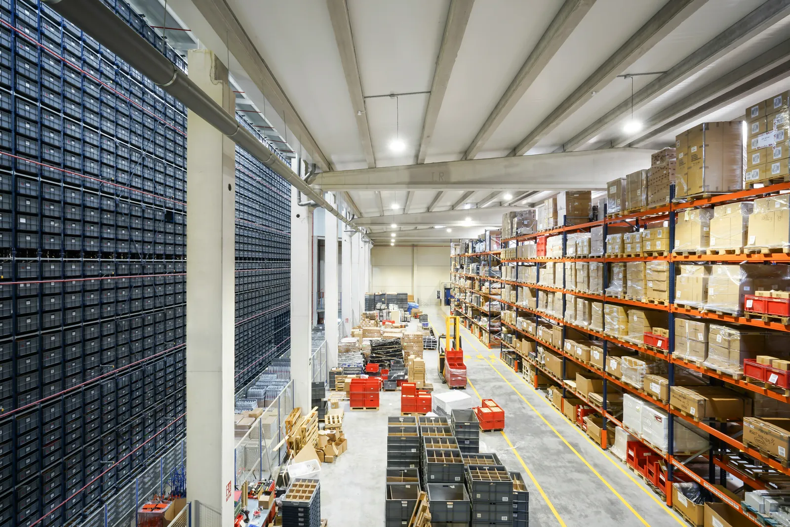 Geautomatiseerd magazijn met bakkenopslag en stellingen