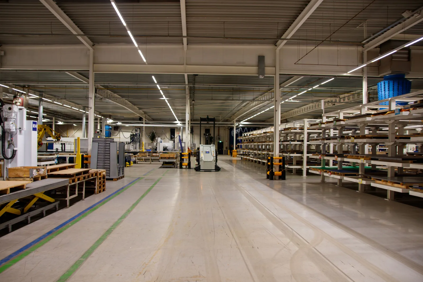 Ruim, modern magazijn met stellingen
